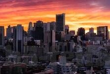 足球比分金额-足球比分背后的金钱密码,一场比赛如何撬动亿万市场?